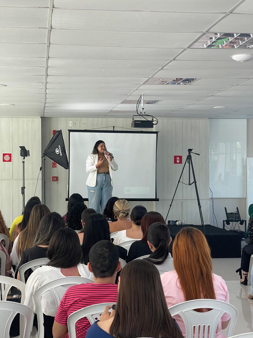 Palestra do Pro Makeup Experience com auditório cheio de alunas