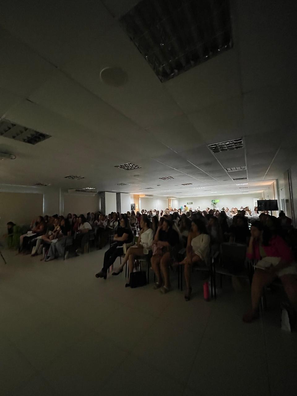 Plateia acompanhando a aula prática no auditório do evento