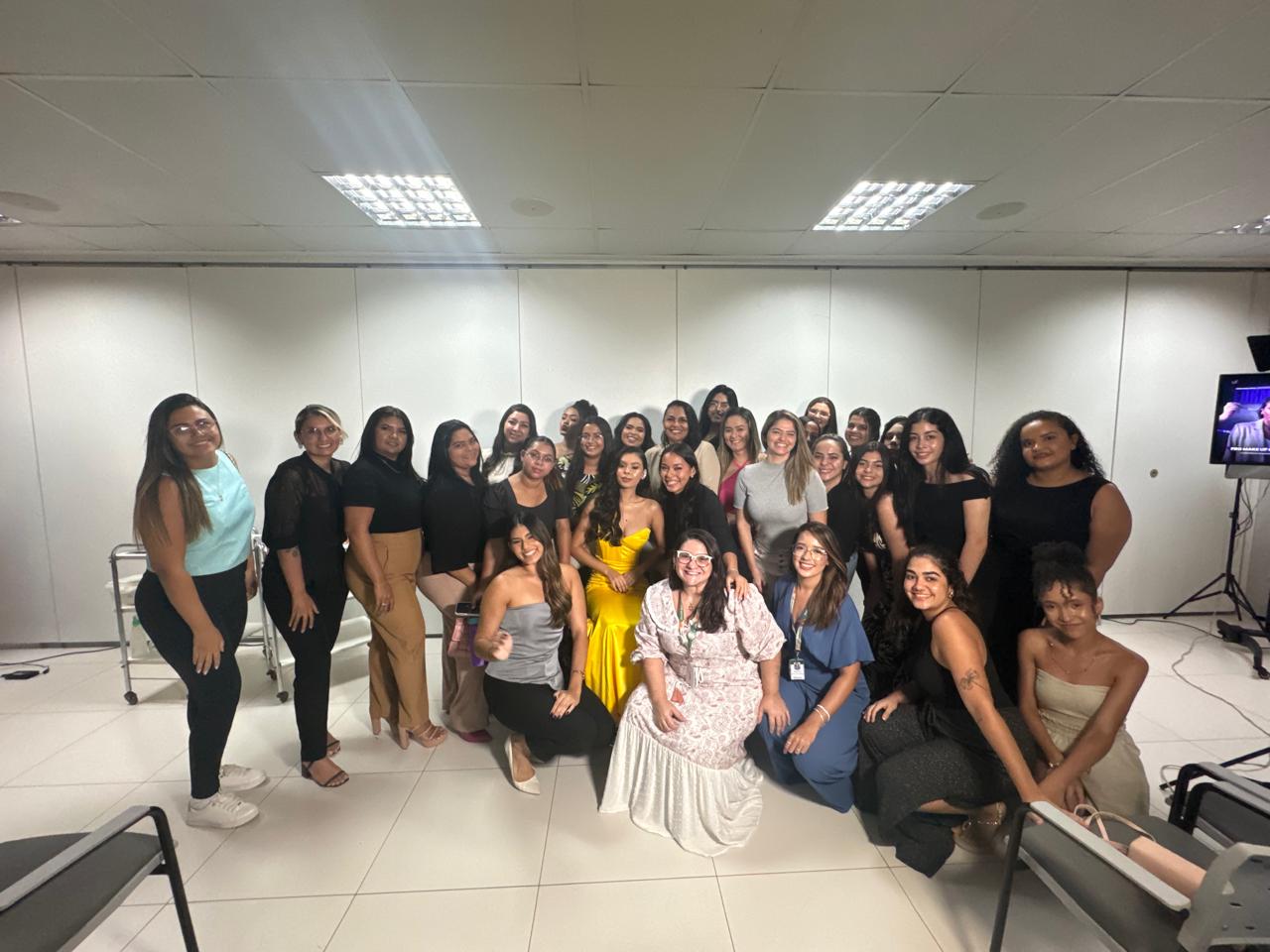 Turma completa do Pro Makeup Experience reunida no final do evento